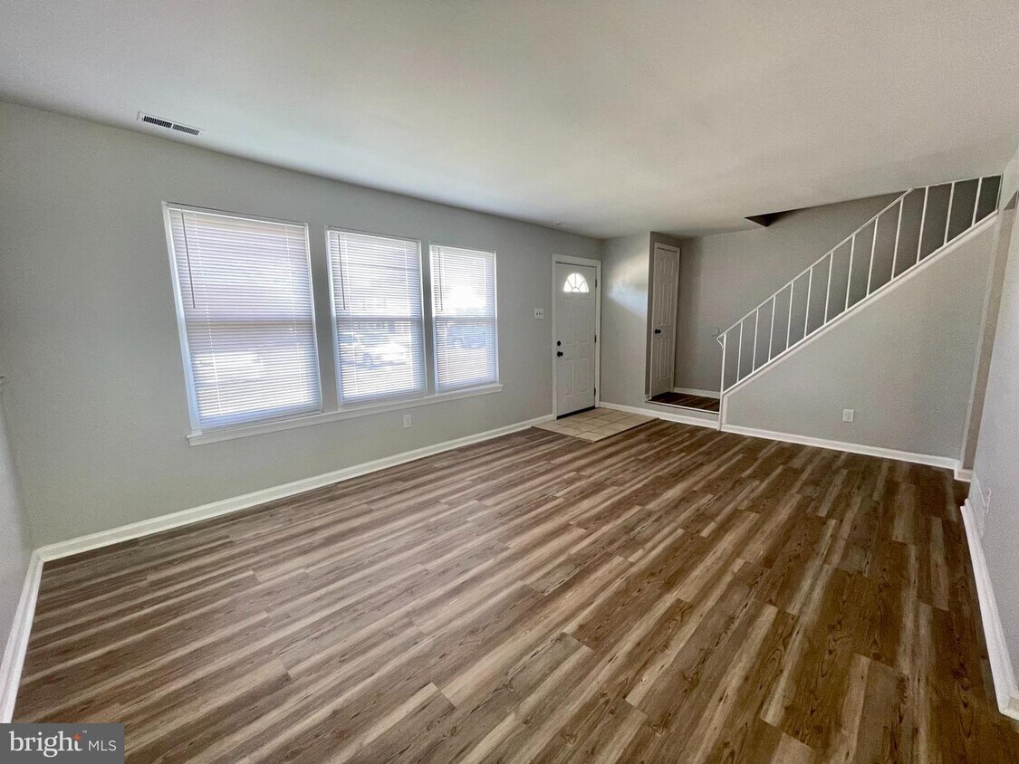 9 Farmhouse Ct, Gloucester Township, NJ 08081 House Rental in