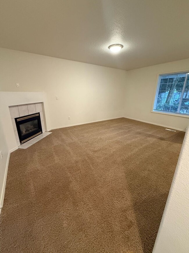 Building Photo - **BEAUTIFUL 3B/2.5Ba HOME IN DESIRABLE FIS...