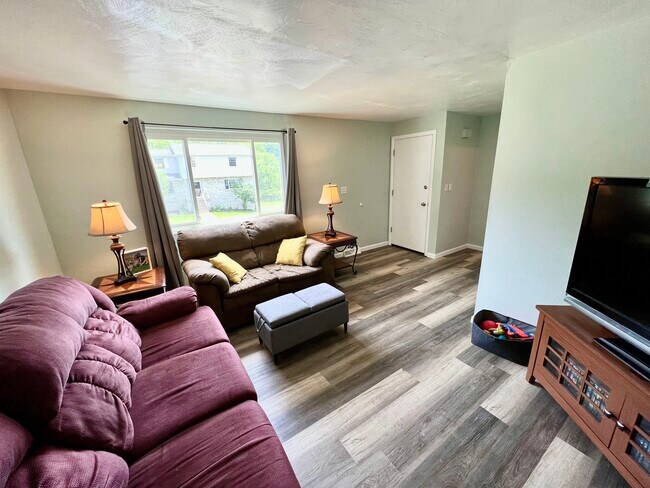 Foto del edificio - 8099 Nuttals Grove Rd