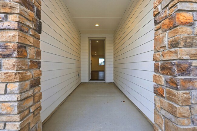 Building Photo - Immaculate Single-Level Home