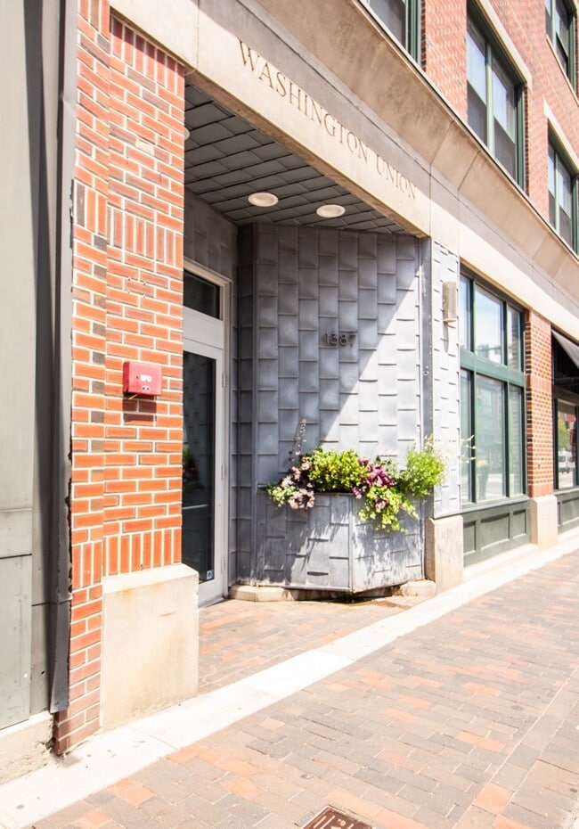 Building Photo - 1387 Washington St