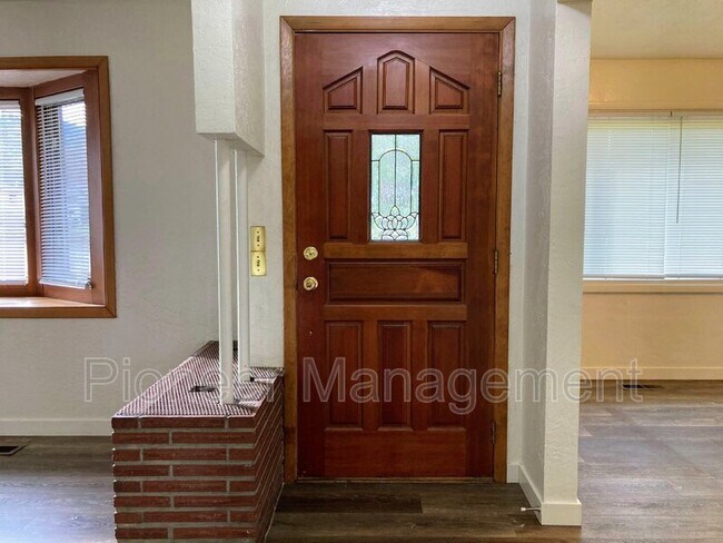 Building Photo - 2862 W Sherwood Ave