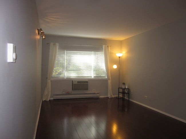 Building Photo - 3825 N Pine Grove Ave