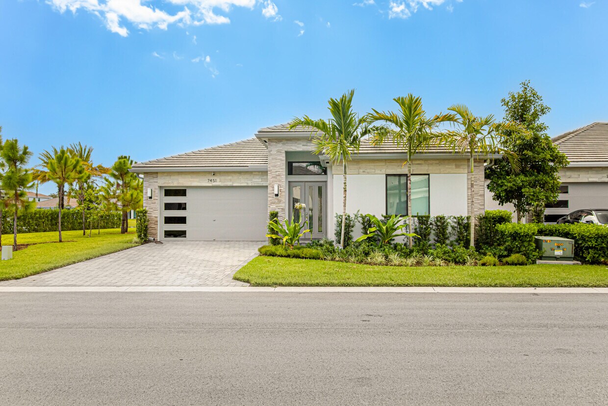 Primary Photo - 7451 Estero Dr