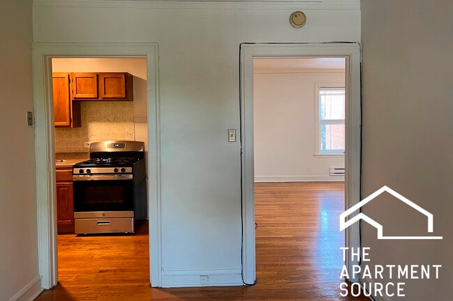 Building Photo - 1421 W Hutchinson St