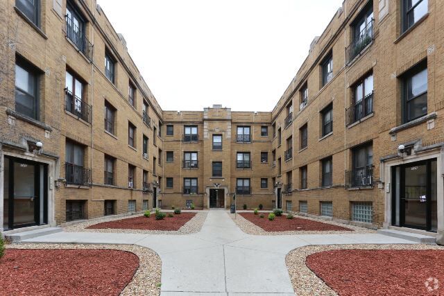 Building Photo - 732 W Roscoe St