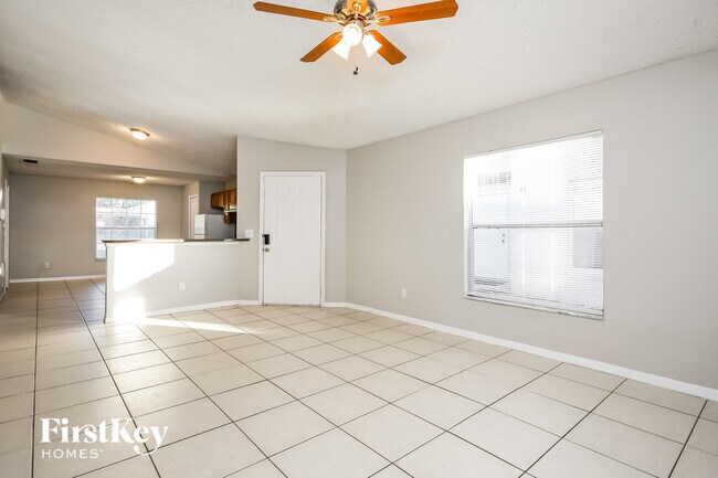 Foto del edificio - 7556 Groveoak Dr