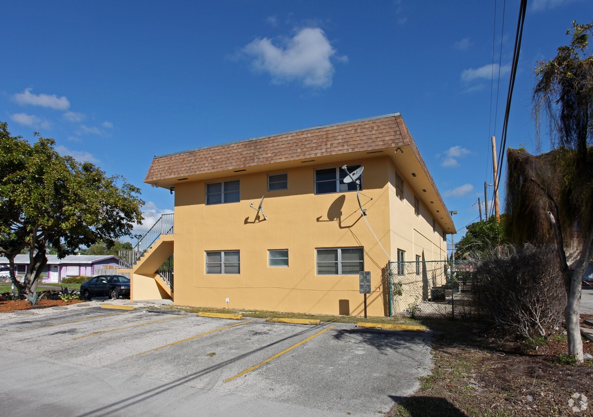 Building Photo - 4900 NW 10th Ave