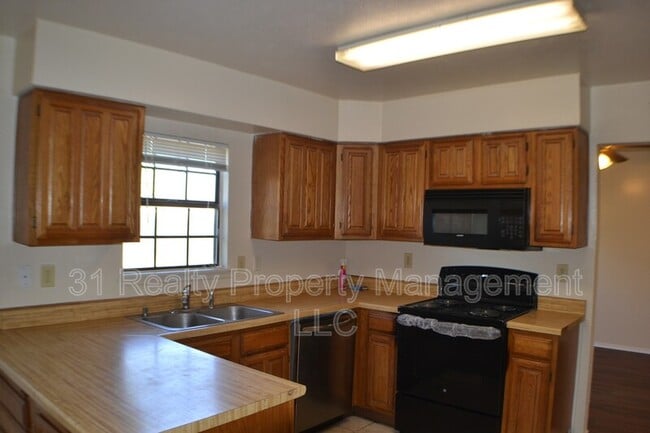 Building Photo - 1515 Bandera Dr