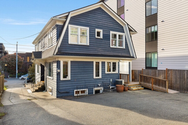 Building Photo - 1005 E Roy St