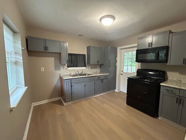 Foto del edificio - **PRICE IMPROVEMENT**111 Magnolia Dr: Newl...