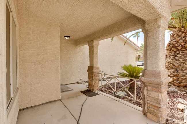 Building Photo - UPGRADED 3 BEDROOM HOME IN GREEN VALLEY