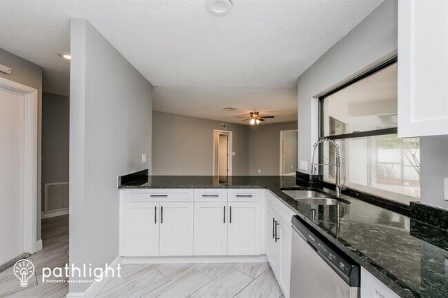 Foto del edificio - 7720 Gibralter Ct N