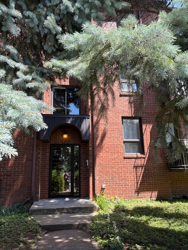 Front door of building - 615 Rue Richmond
