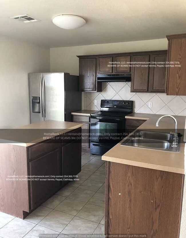 Building Photo - 3 Bedroom 2.5 Bath Available SOON!