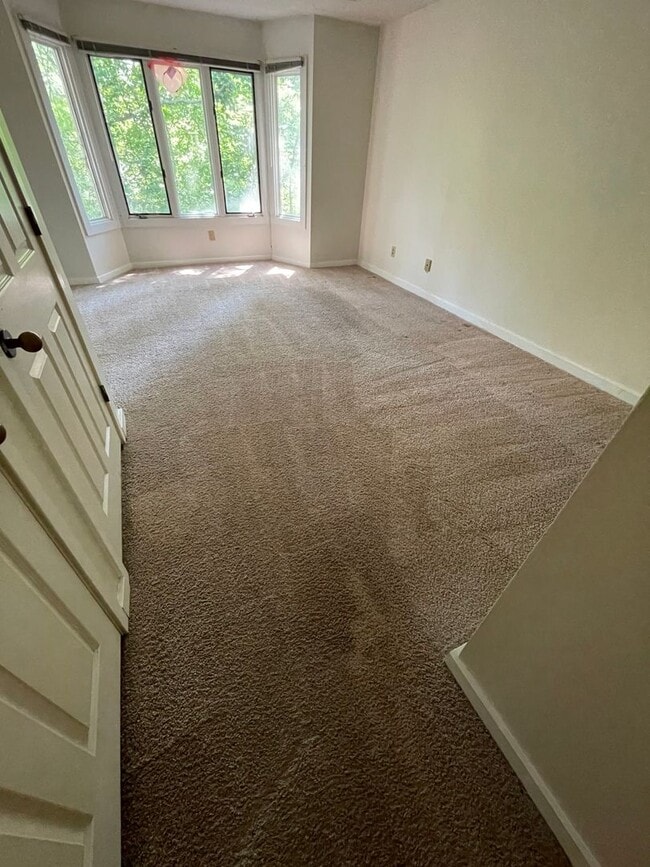 Building Photo - Top floor town-home style 2br 2ba @ Mill C...