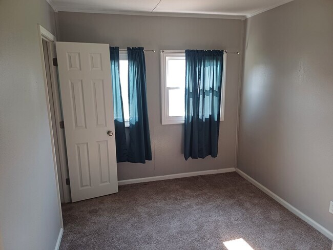 Building Photo - Unit 3