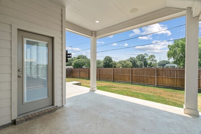 Building Photo - 1440 Lakeview Dr