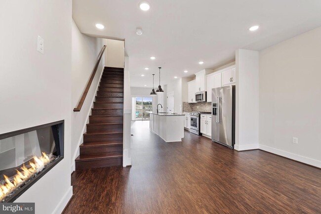 Building Photo - 124 Stowe Dr