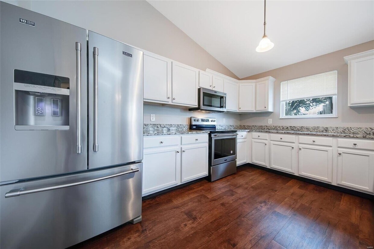 Building Photo - 330 Villa Dr