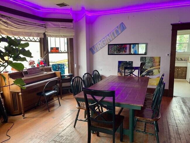 Building Photo - PRELEASE FOR AUG: 5 bdrm/2 bath near WWU and Downtown!