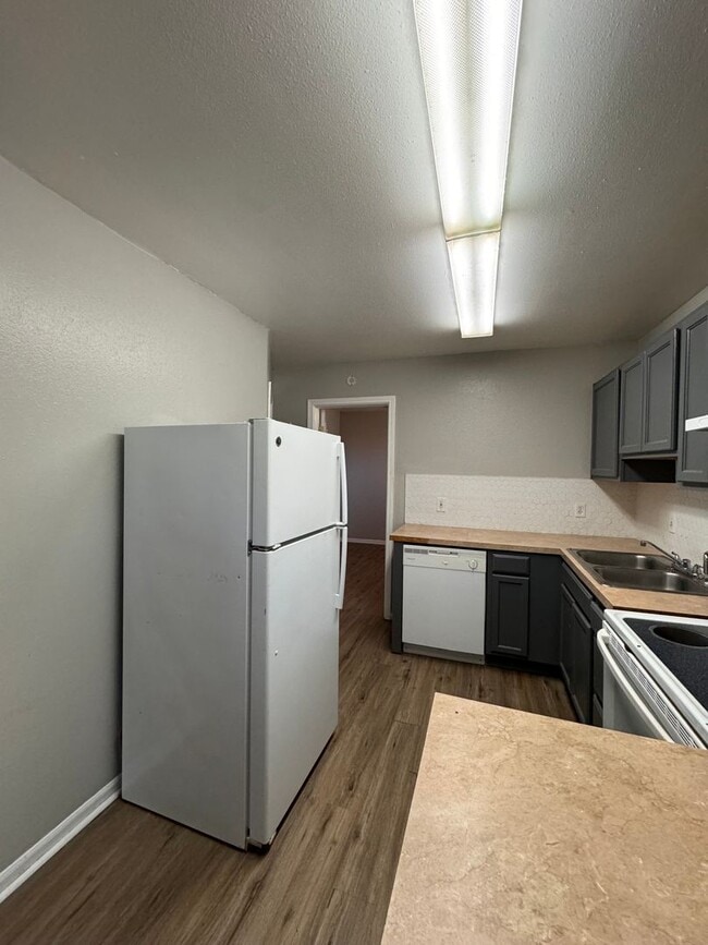 Building Photo - Top Floor 1 Bedroom 1 Bath Located Just Ou...