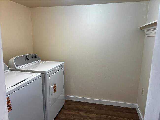 Foto del edificio - 102 E Carrie Manor St