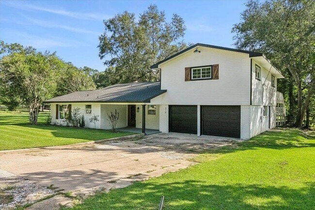 Foto del edificio - 215 Cypress Bend Dr