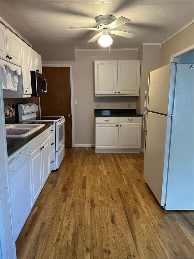 Building Photo - 402 W High St