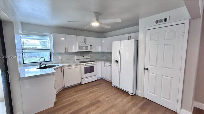 Foto del edificio - 6586 NW 4th St