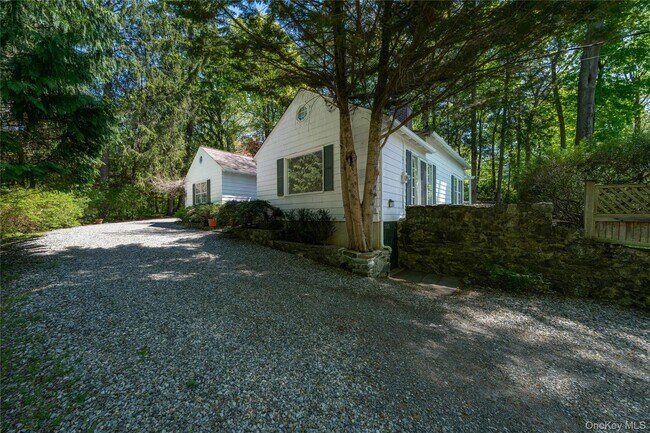 Foto del edificio - 105 Douglas Rd