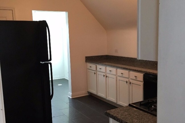 Kitchen and Laundry - 3112 W Diversey Ave