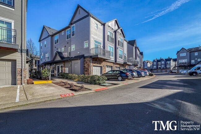 Building Photo - Ground Level 1+br Condo with all new carpe...