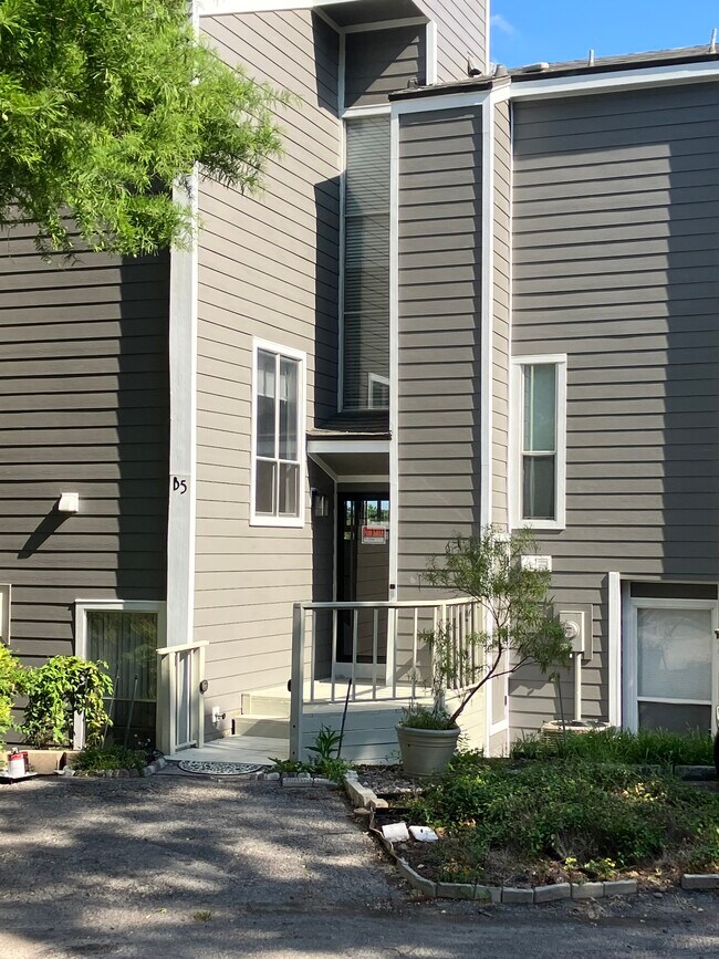 Building Photo - 300 Rush Creek Dr