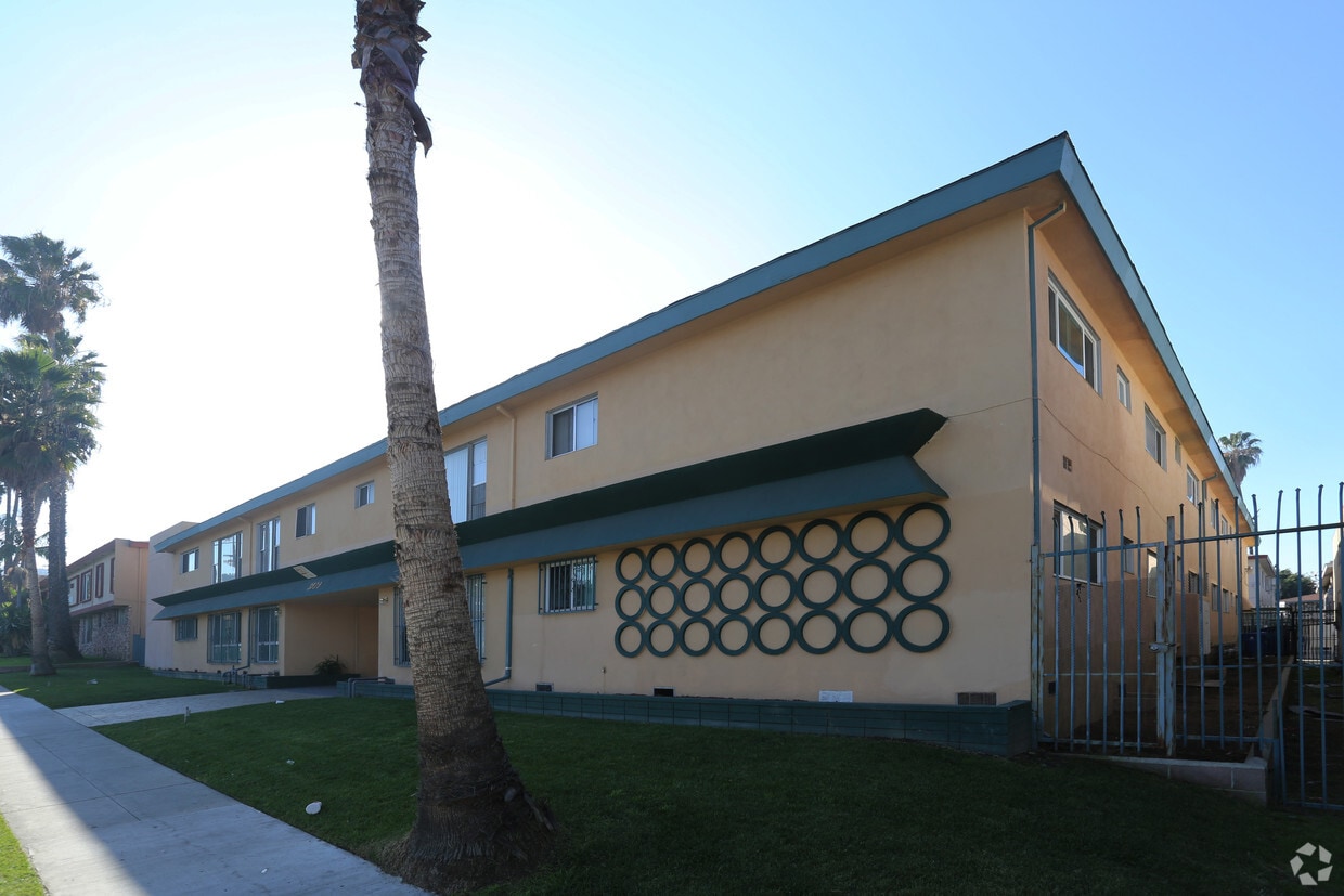 Building Photo - 3939 Stevely Ave