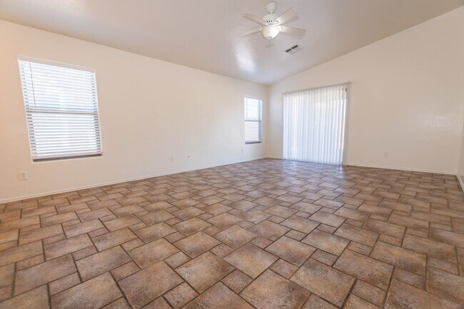 Building Photo - Great Open Floor Plan 3 Bedroom, 2 Bath Ho...