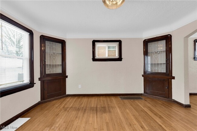 Building Photo - 15602 Walden Ave