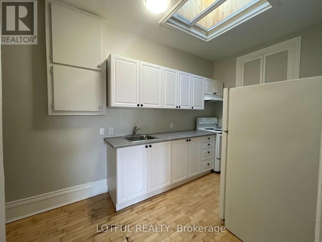 Building Photo - 2 Russell St E