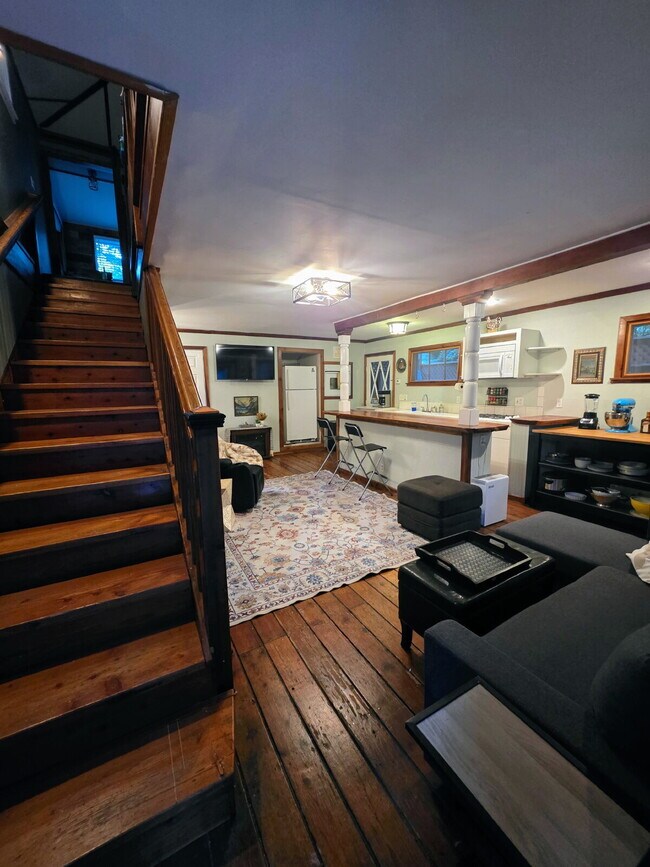 Foto del edificio - The Carriage House – Furnished Two Bedroom + Office/Reading  ALL utilities Included