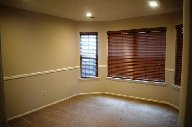 Building Photo - 225 Tulip Ln