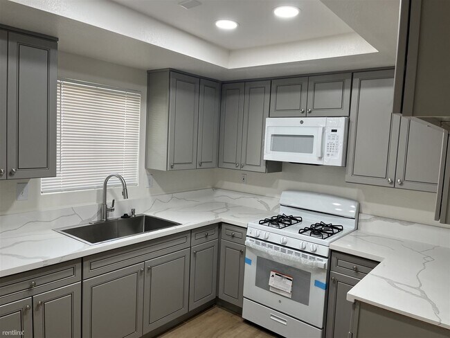 Foto del edificio - 3 br, 2 bath 4plex - 586 South Mistletoe A...