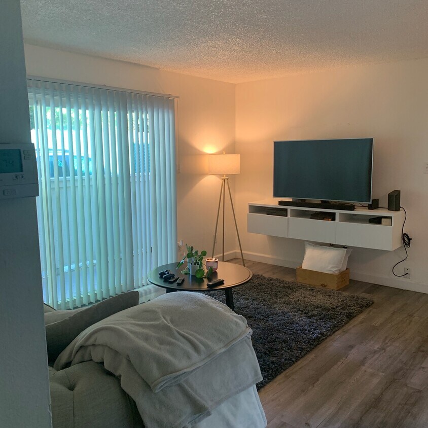 Foto principal - 5241 Marconi Ave