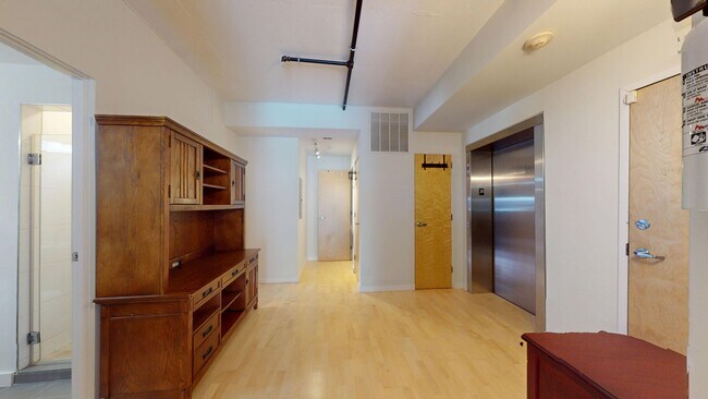 Building Photo - Stunning 1,300 Square Foot Two Bedroom W/ ...