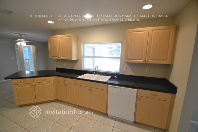 Building Photo - 130 NE Madison Cir N