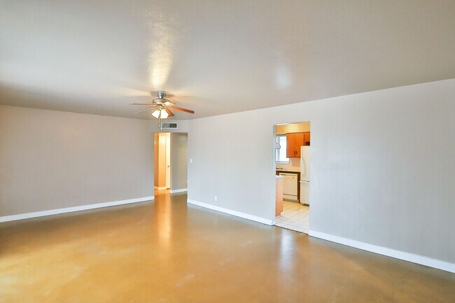 Building Photo - 3643 W Pasadena Ave