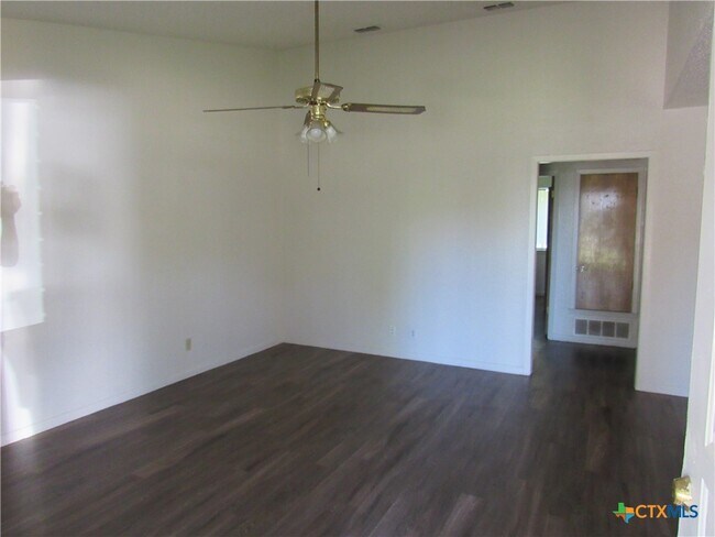 Foto del edificio - 2406 Shoemaker Dr