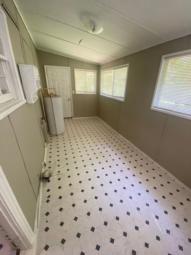 Building Photo - **AVAILABLE NOW**Total Electric 3 Bedroom ...