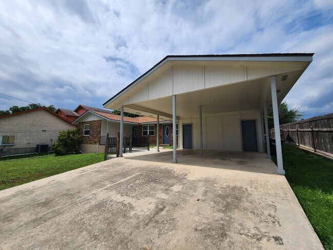 Foto del edificio - Recently Remodeled 2/1 / Fridge Included /...