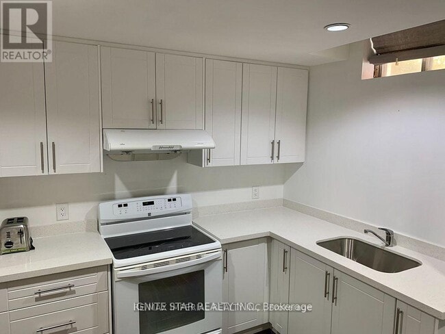 Building Photo - 3405 Colonial Dr