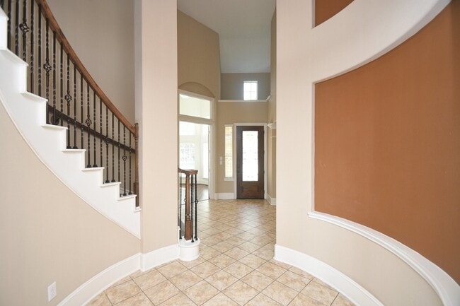 Building Photo - 606 Whitney Oaks Ln
